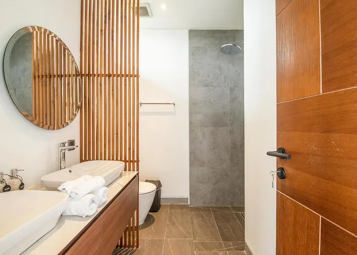 Opulent 5-bedroom Sanctuary By Waves Ferienhaus Canggu