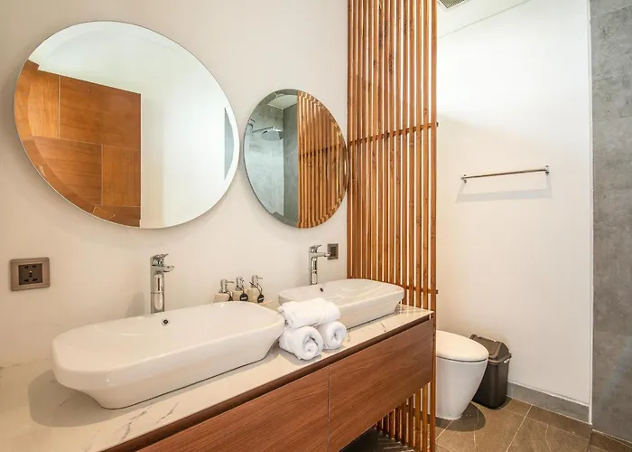 Opulent 5-bedroom Sanctuary By Waves * Canggu