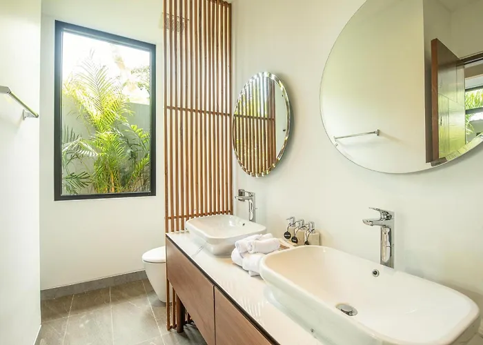 Opulent 5-bedroom Sanctuary By Waves Canggu