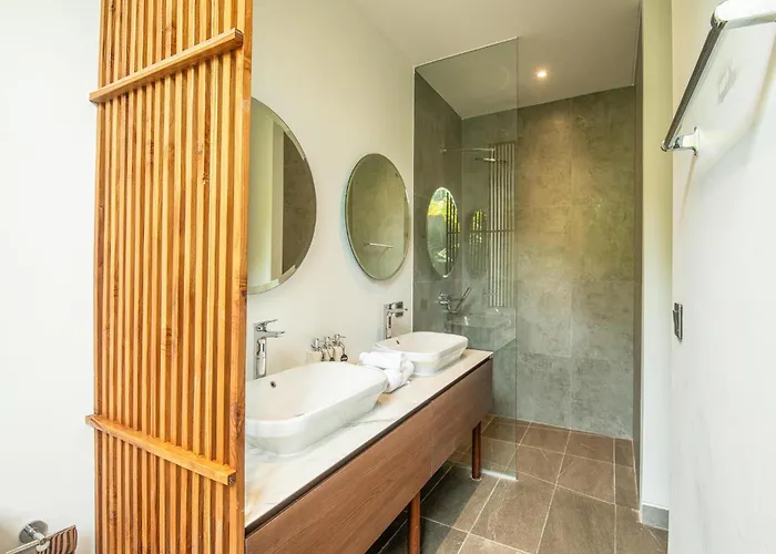 Ferienhaus Opulent 5-bedroom Sanctuary By Waves Canggu